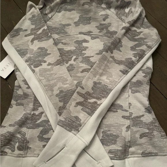 NWT Athleta Triumph Printed Hoodie - Medium - Picture 6 of 13